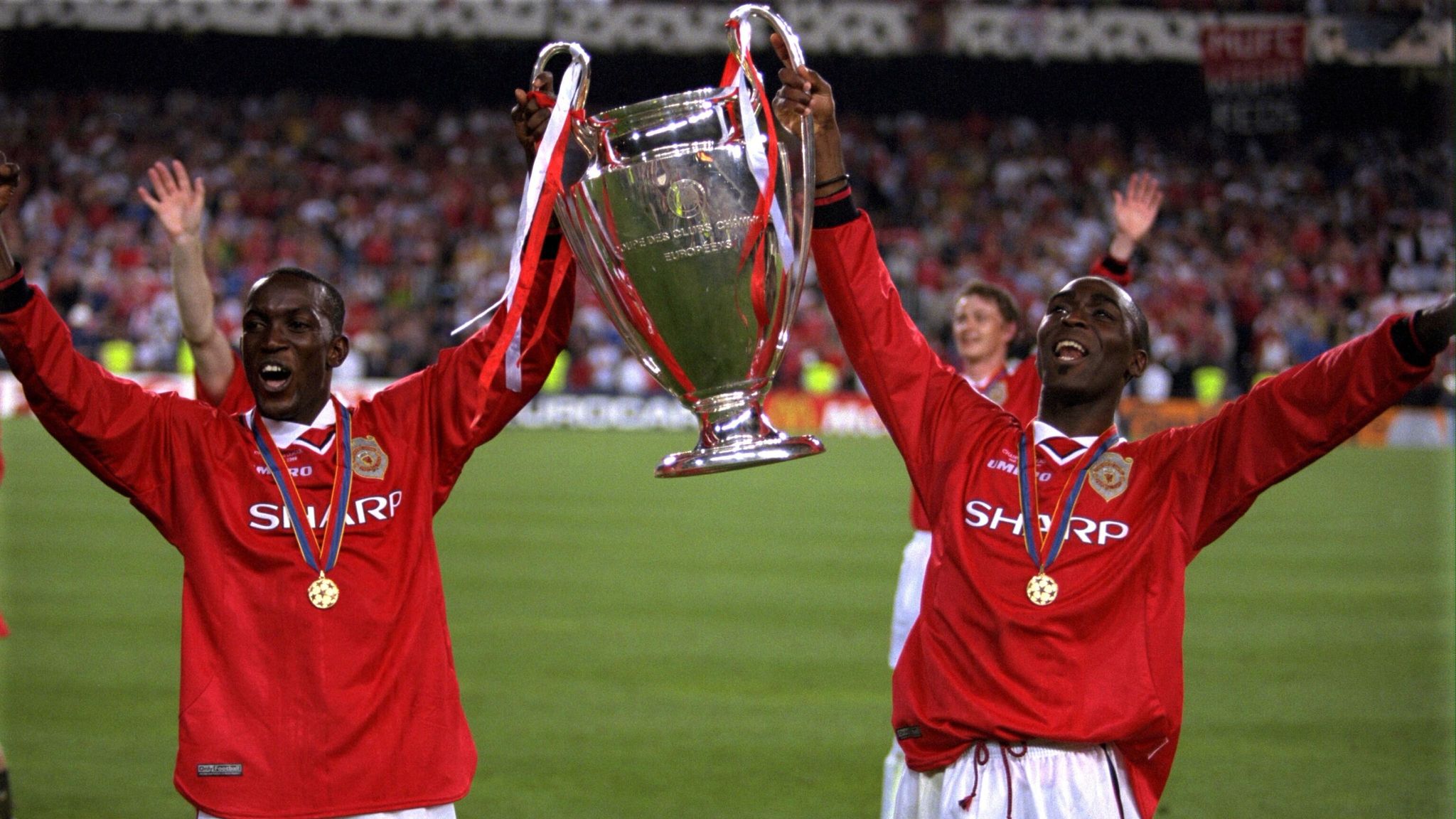  Dwight Yorke and Andy Cole celebrate winning the Champions League with Manchester United in 1999.