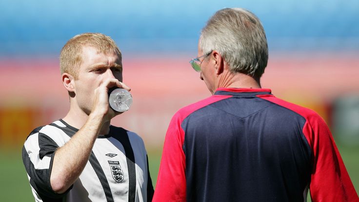 LISBON, PORTUGAL - JUNE 16:  Paul Scholes of Engalnd and Sven Goran Eriksson the head coach chatting during the teams training session at the Estadio Cidade de Coimbra prior to their second game during Euro 2004 June 16, 2004 Coimbra, Portugal. (Photo by Ross Kinnaird/Getty Images).. *** Local Caption *** Paul Scholes; Sven Goran Eriksson