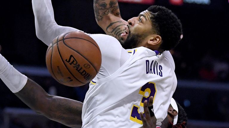Anthony Davis throws down a reverse dunk during the Lakers&#39; win over the Clippers