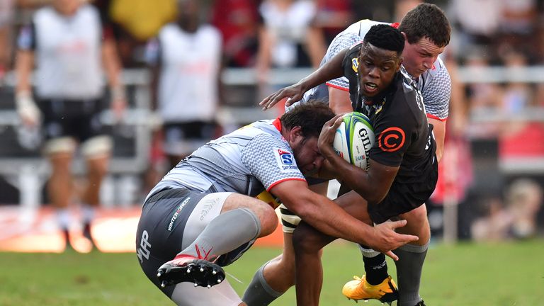 Aphelele Fassi looks to get past the Stormers defence