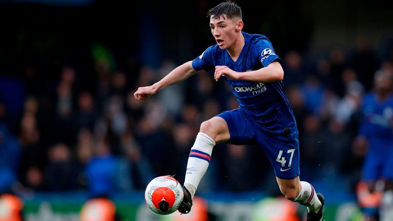 Billy Gilmour sobre el balón del Chelsea contra el Everton