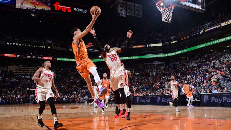 Devin Booker, de los Phoenix Suns, dispara el balón contra los Portland Trail Blazers