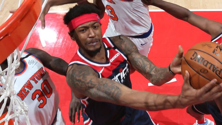 Bradley Beal ataca la canasta contra los Knicks de Nueva York