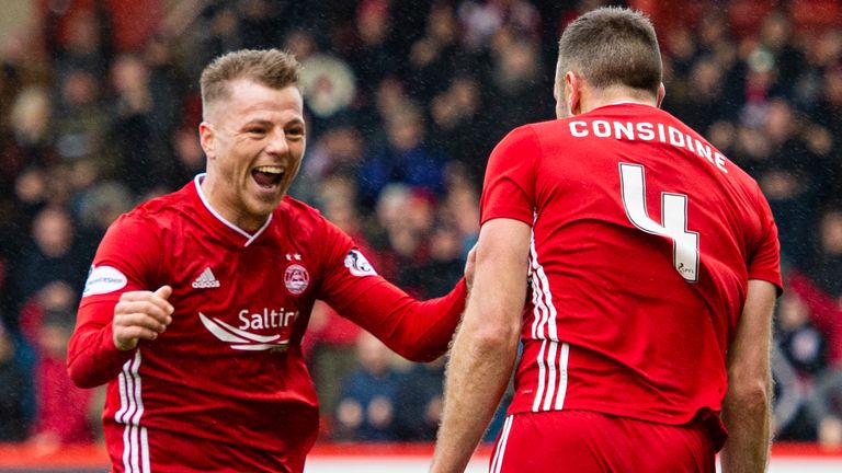 Aberdeen’s Bruce Anderson (L) celebrates with goalscorer Andrew Considine