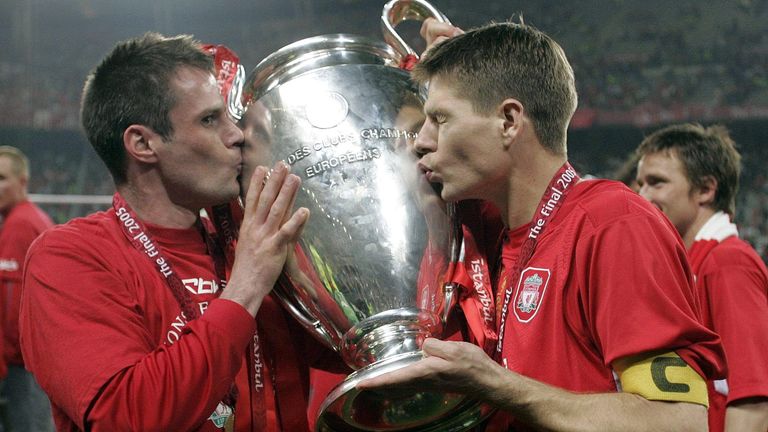 Jamie Carragher y Steven Gerrard celebran la dramática victoria del Liverpool en la final de la Champions League 2005
