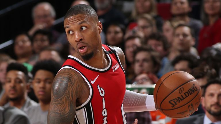 Damian Lillard en acción para Portland contra Phoenix