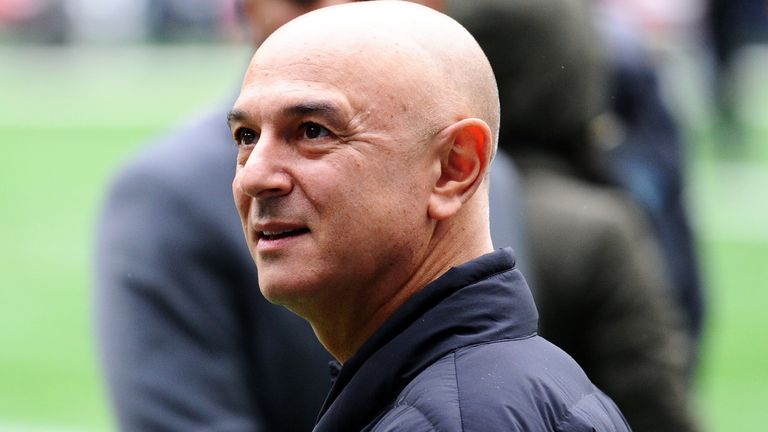 El presidente del Tottenham, Daniel Levy, es uno de los miembros del personal que ha recortado su salario.