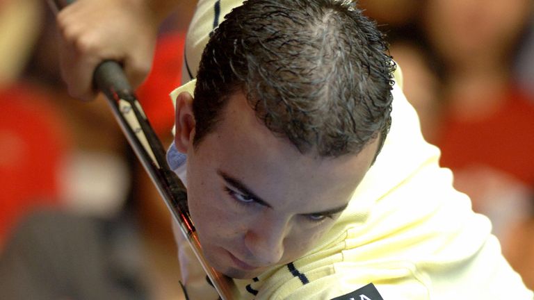 David Alcaide of Spain cues during the seventh day round match against Rodolfo Luat of the Philippines, at the World Pool Championship being held in the Philippine capital Manila 10 November 2006. Rodolfo Luat defeated David Alcaide 11-10 .