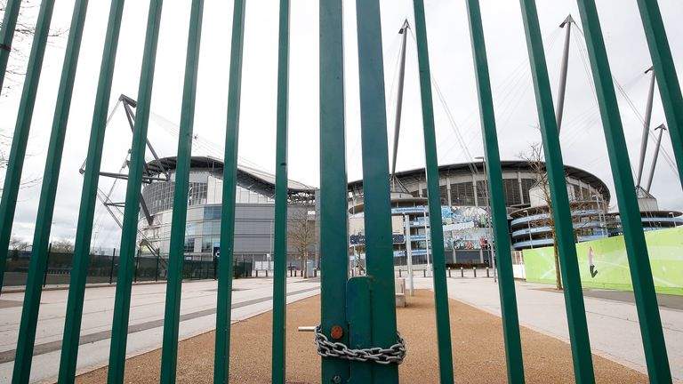 Una vista de puertas cerradas fuera del estadio Etihad en Manchester. 