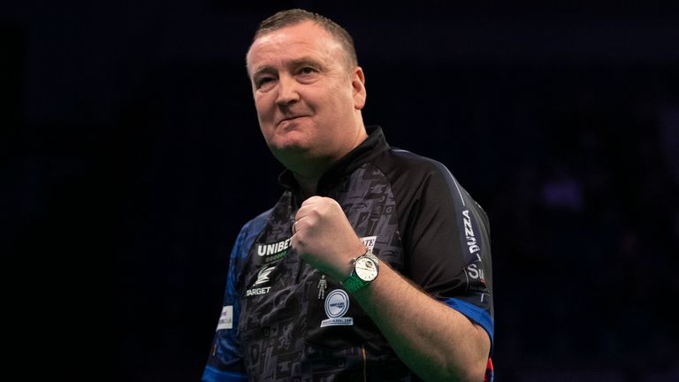 UNIBET PREMIER LEAGUE 2020.M&S BANK ARENA,.LIVERPOOL,.PIC;LAWRENCE LUSTIG.GLEN DURRANT V DARYL GURNEY.GLEN DURRANT IN ACTION.