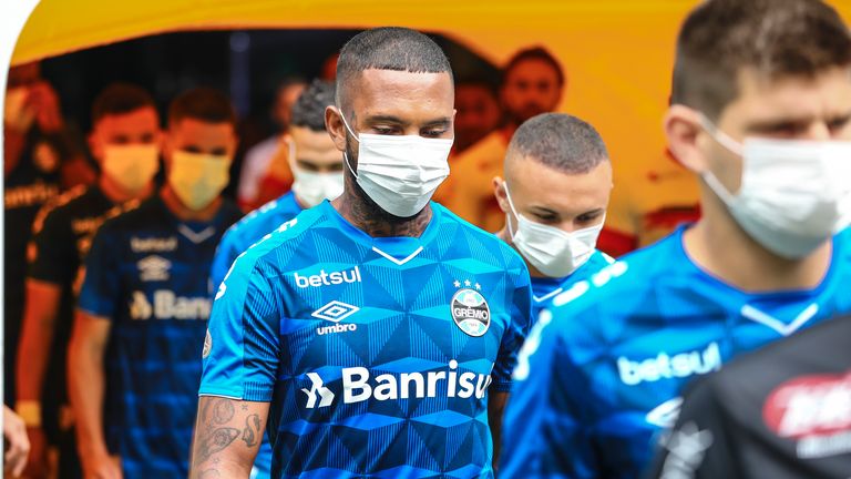 Gremio players wear face masks in protest at their match taking place despite the Coronavirus outbreak