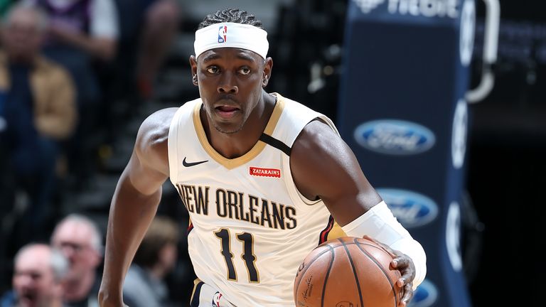 Jrue Holiday, de los New Orleans Pelicans, maneja el balón contra los Minnesota Timberwolves