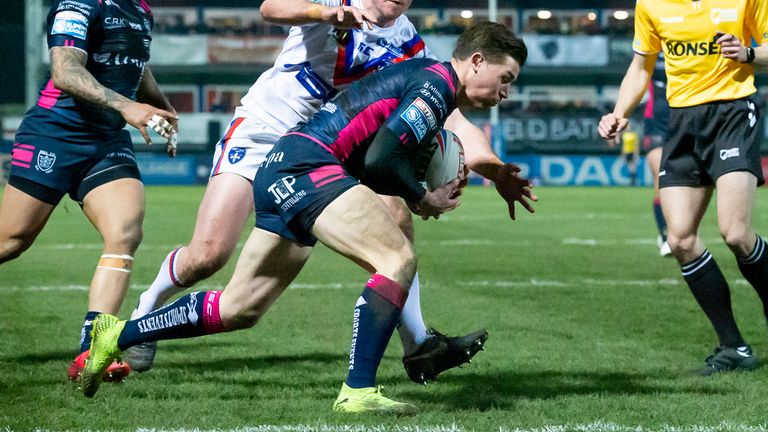 Picture by Allan McKenzie/SWpix.com - 06/03/2020 - Rugby League - Betfred Super League - Wakefield Trinity v Hull FC - The Mobile Rocket Stadium, Wakefield, England - Wakefields Matty Ashurst can't prevent Hull FC's Jamie Shaul going on to score a try.