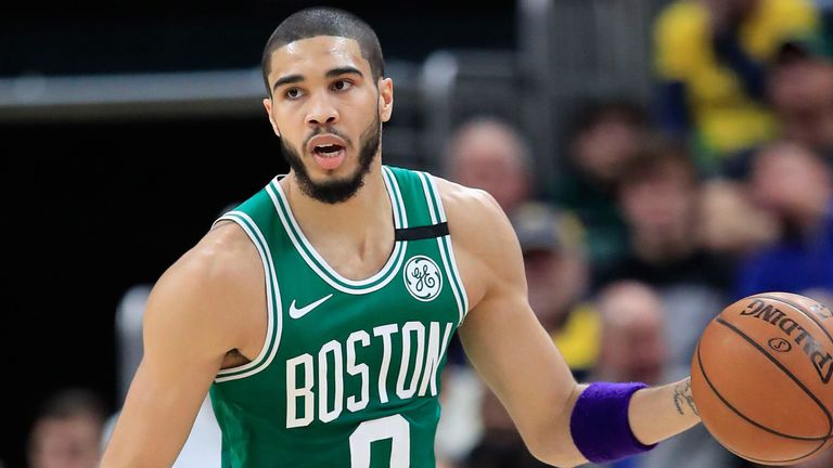 Jayson Tatum controla la posesión durante la victoria de Boston sobre Indiana