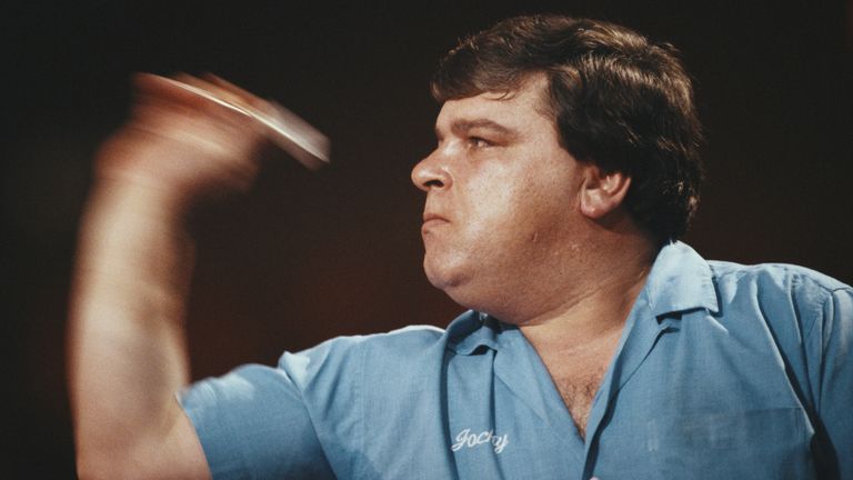 Wilson venció a John Lowe por su primer título mundial en 1982