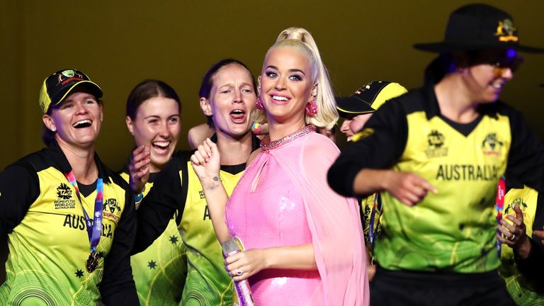 Los jugadores de Australia celebran con Katy Perry después de ganar la Copa Mundial T20 en el MCG