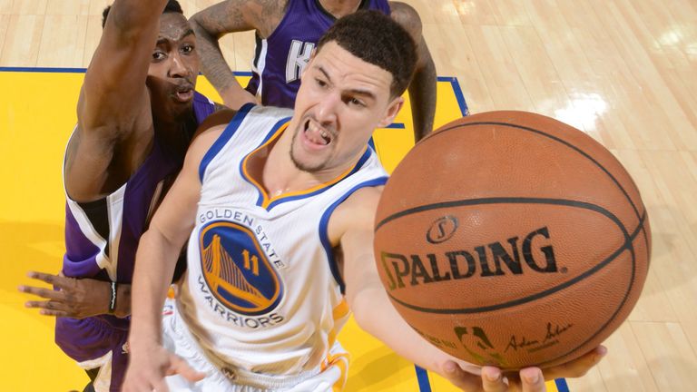 Klay Thompson drives to the basket en route to scoring 52 points in the Warriors' win over the Kings