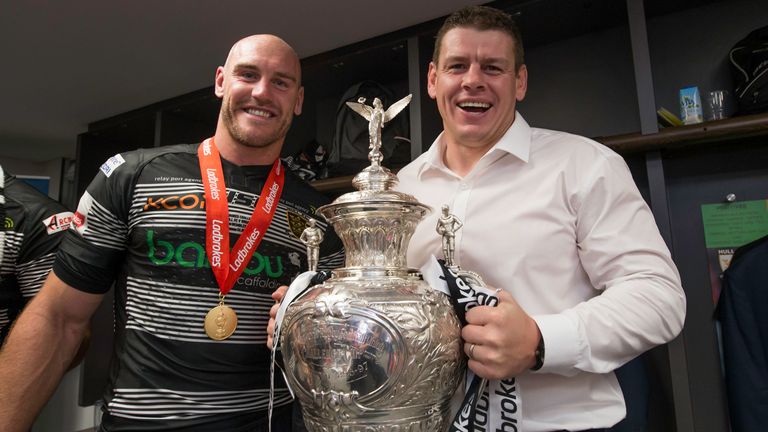 Picture by Allan McKenzie/SWpix.com - 26/08/2017 - Rugby League - Ladbrokes Challenge Cup Final - Hull FC v Wigan Warriors - Wembley Stadium, London, England - Hull FC captain Gareth Ellis with coach Lee Radford and  the Ladbrokes Challenge Cup.
