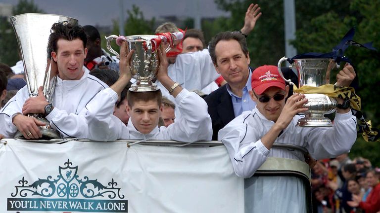 Liverpool ganó la Copa de la UEFA, la Copa de la Liga y la Copa FA en 2000/01 bajo Gerard Houllier