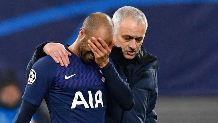 Lucas Moura es consolado por José Mourinho después de la salida de la Liga de Campeones del Tottenham