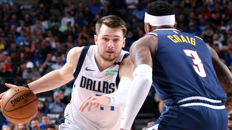 Luka Doncic ataca a Torrey Craig fuera del regate