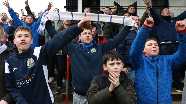 Fanáticos del condado de Stockport en el partido del sábado contra Maidenhead United en York Lane