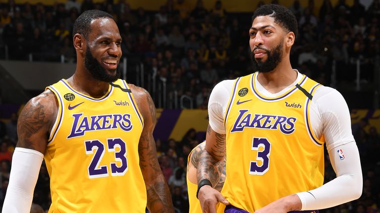 LeBron James (L) y Anthony Davis han liderado a los Lakers durante su racha actual  