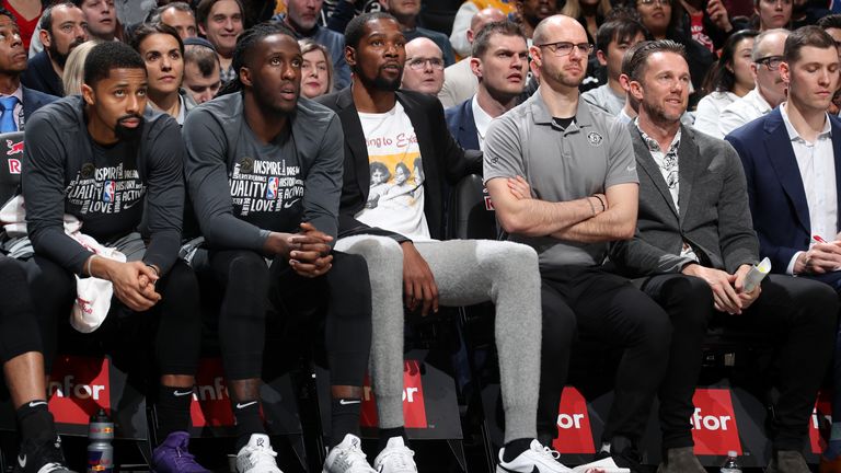 El futuro de los Nets está en manos, y en salud, de Kevin Durant (centro). 