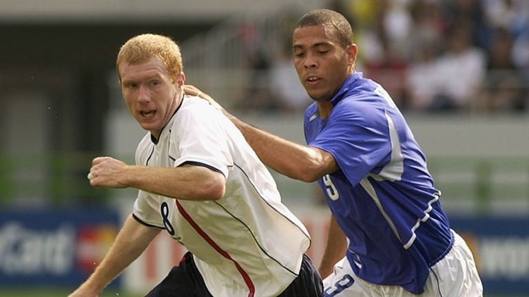 Paul Scholes en acción por Inglaterra contra Brasil en la Copa del Mundo 2002