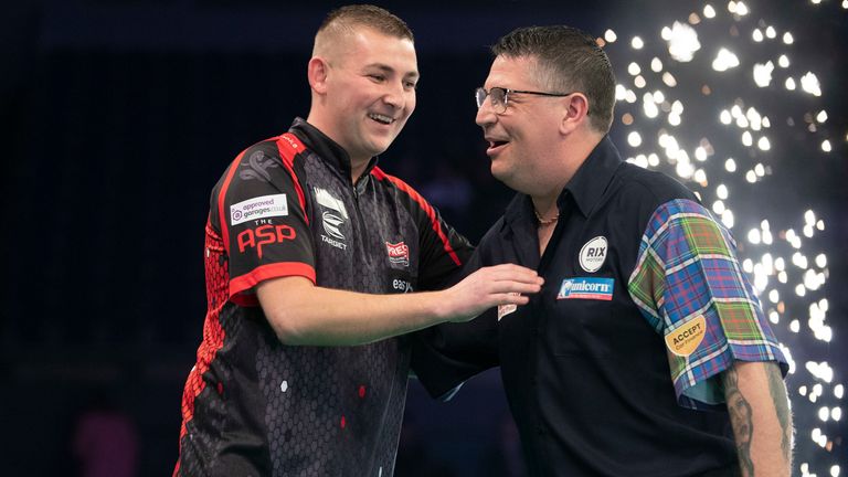 UNIBET PREMIER LEAGUE 2020.M&S BANK ARENA,.LIVERPOOL,.PIC;LAWRENCE LUSTIG.GARY ANDESON V NATHAN ASPINALL.GARY ANDERSON IN ACTION