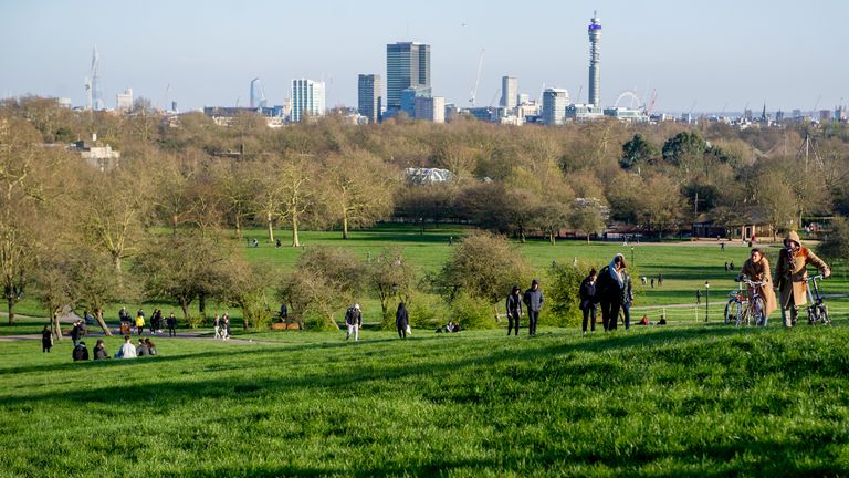 Primrose Hill, en el norte de Londres, estaba entre los parques ocupados con gente el domingo