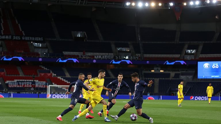 La eliminatoria de los octavos de final de la Liga de Campeones del Paris Saint-Germain y el Borussia Dortmund se jugó a puerta cerrada en Francia