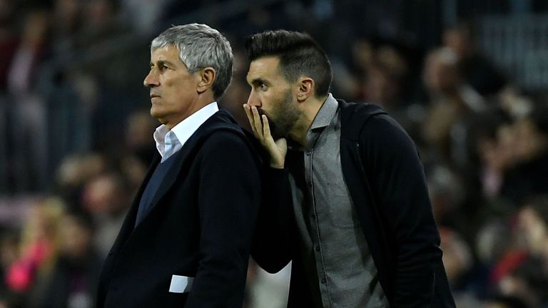 Setien en la línea de banda en el Bernabéu con su entrenador asistente Eder Sarabia