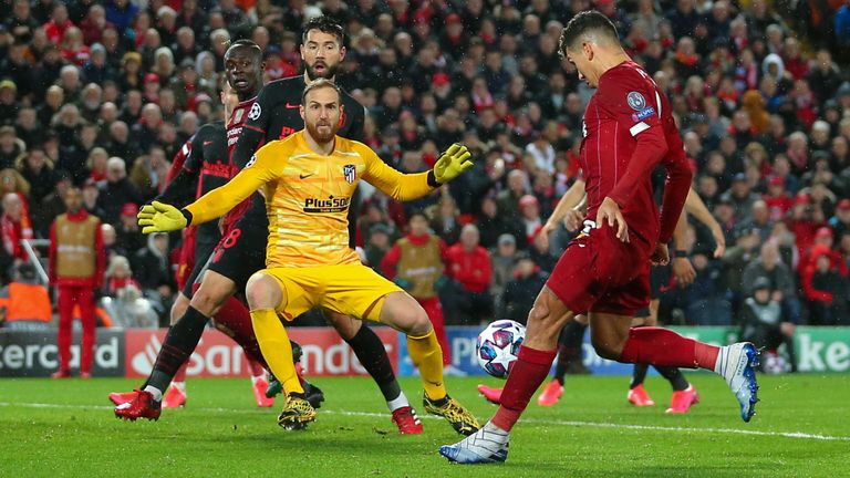 Roberto Firmino misses a good chance against Atletico Madrid