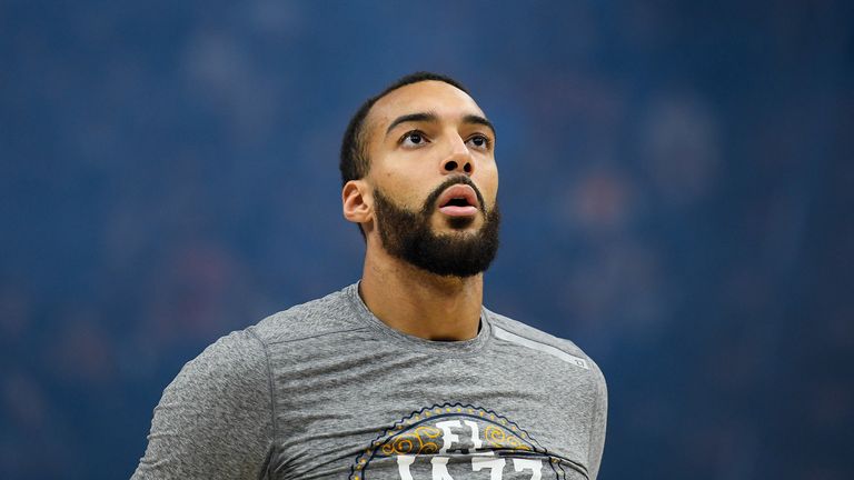 Rudy Gobert # 27 del Utah Jazz mira antes de un partido contra los Toronto Raptors en el Vivint Smart Home Arena el 9 de marzo de 2020 en Salt Lake City, Utah. 