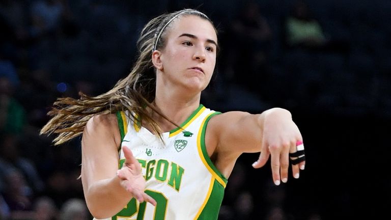 Sabrina Ionescu en acción por los patos de Oregon