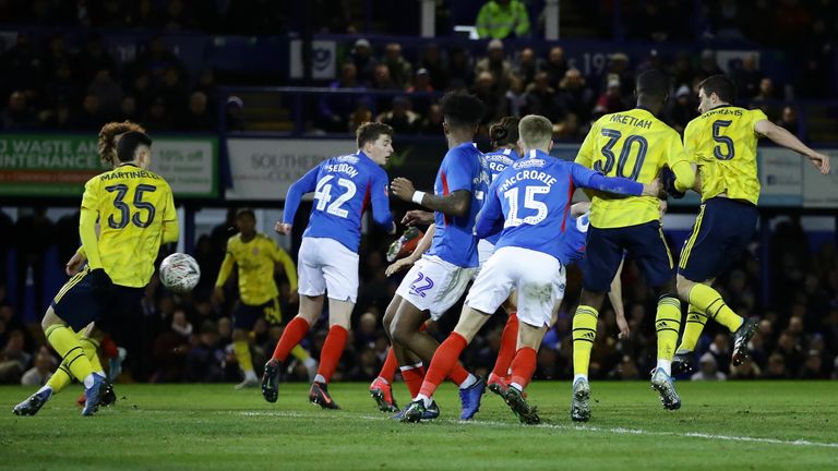 PORTSMOUTH, INGLATERRA - 2 DE MARZO: Sokratis Papastathopoulos del Arsenal (R) marca el primer gol de su equipo durante el partido de la Quinta Copa de la Copa FA entre el Portsmouth FC y el Arsenal FC en Fratton Park el 02 de marzo de 2020 en Portsmouth, Inglaterra. (Foto por Richard Heathcote / Getty Images