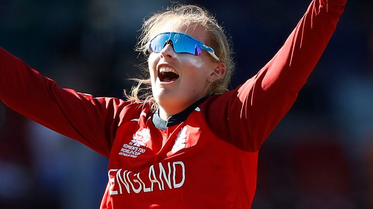 Sophie Ecclestone es el jugador de bolos T20I mejor clasificado del mundo