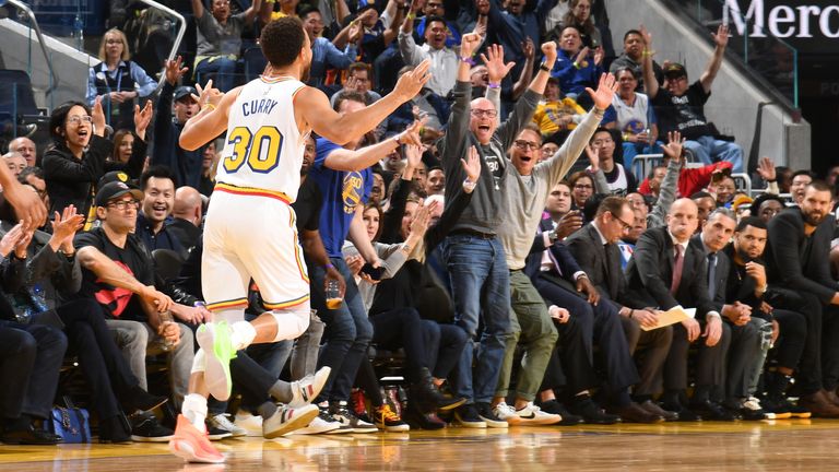 Stephen Curry de Golden State Warriors reacciona a una canasta de tres puntos contra los Toronto Raptors