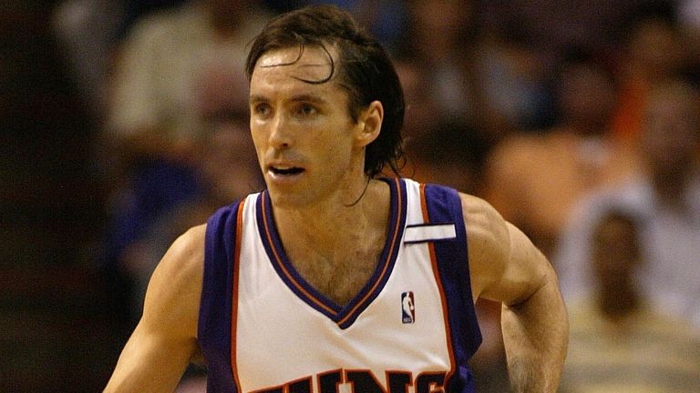 Steve Nash controla la posesión de los Phoenix Suns