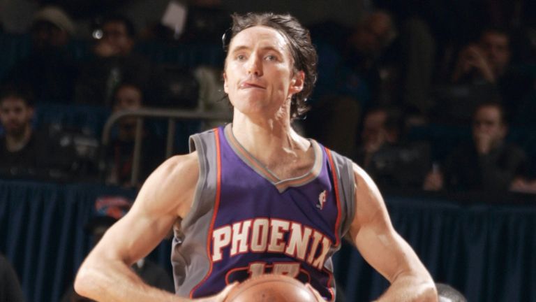 Steve Nash fires a long-range pass for the Phoenix Suns against the New York Knicks in Madison Square Garden