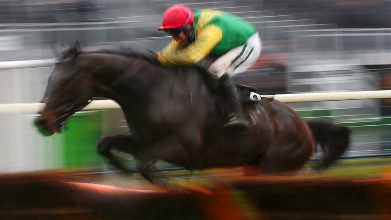 Supasundae winning at Aintree in 2019