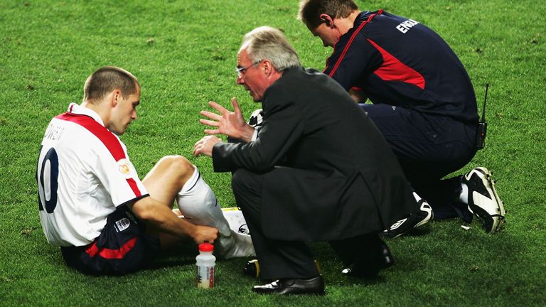 LISBON, PORTUGAL - JUNE 24:  Sven Goran Eriksson of England talks with Michael Owen during the UEFA Euro 2004, Quarter Final match between Portugal and England at the Luz Stadium on June 24, 2004 in Lisbon, Portugal. (Photo by Laurence Griffiths/Getty Images) *** Local Caption *** Sven Goran Eriksson;Michael Owen