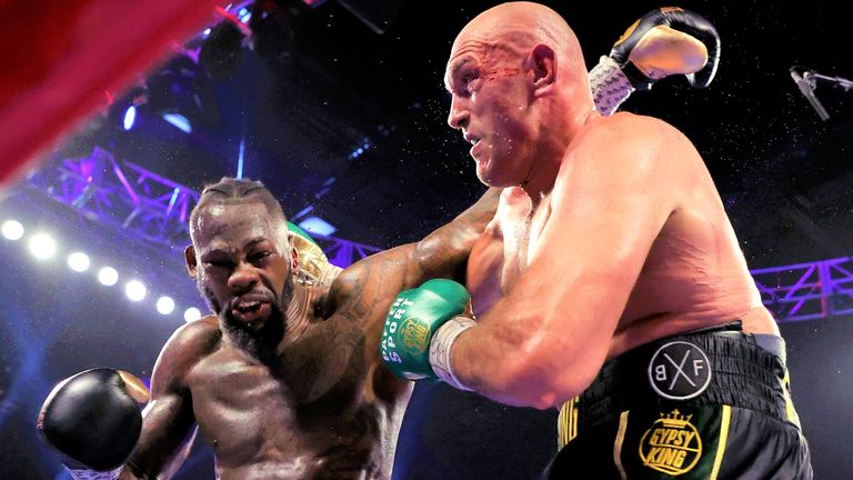 Tyson Fury detuvo a Deontay Wilder para convertirse en campeón del CMB el mes pasado