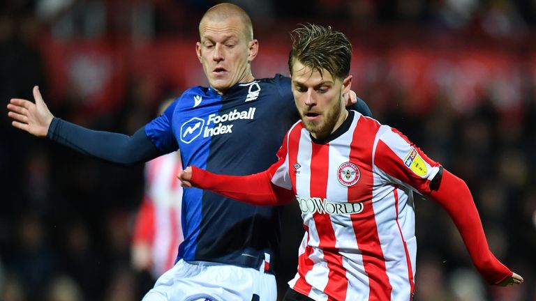 Mathias Jensen de Brentford en acción contra el bosque de Nottingham