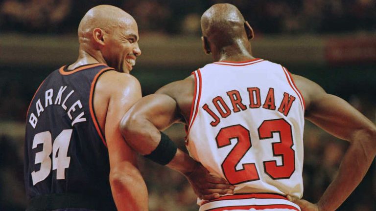 Charles Barkley comparte una broma con Michael Jordan durante las finales de la NBA de 1993