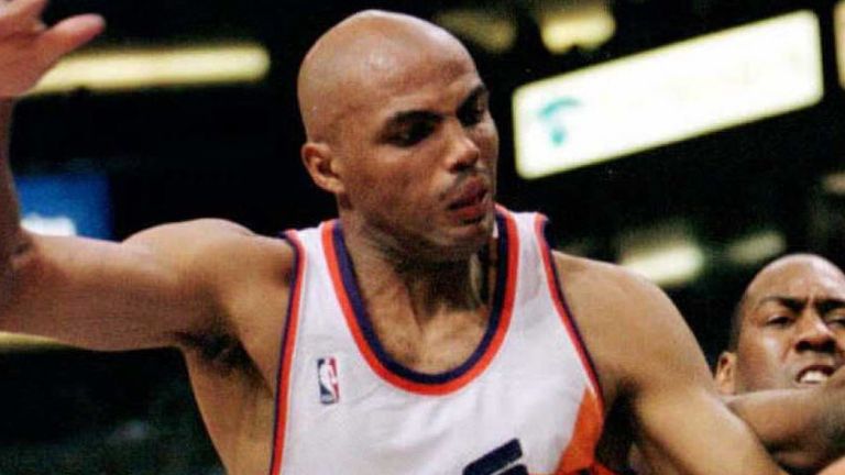 Charles Barkley compite por la posesión durante una serie de playoffs de los Suns contra los San Antonio Spurs