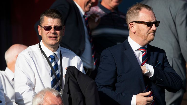 El presidente ejecutivo de SPFL, Neil Doncaster (izquierda) y el director ejecutivo de Inverness, Scot Gardiner.