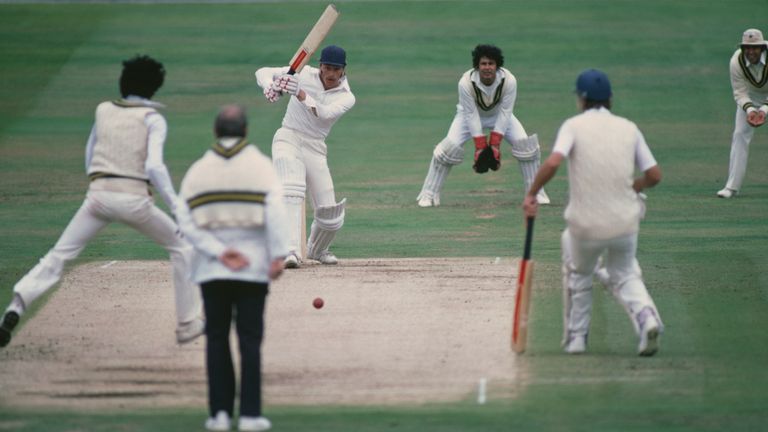 England cricketer Graeme Fowler (centre, left) batting against Pakistan in the 3rd Test at Headingley, Leeds, 26th - 31st August 1982. England won the match by three wickets. (Photo by Adrian Murrell/Getty Images)