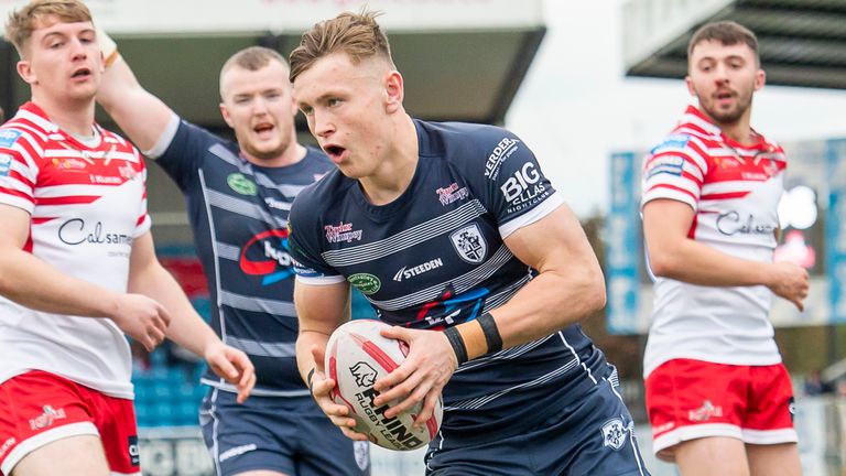 Picture by Allan McKenzie/SWpix.com - 07/10/2018 - Rugby League - Betfred Championship Shield Super 8's Final - Featherstone Rovers v Leigh Centurions - LD Nutrition Stadium, Featherstone, England - Featherstone's Harry Newman breaks free from the Leigh defences to score a try.